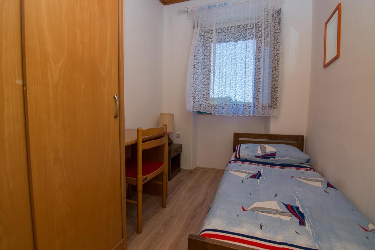 Hostel Flora Mali Losinj Bagian luar foto