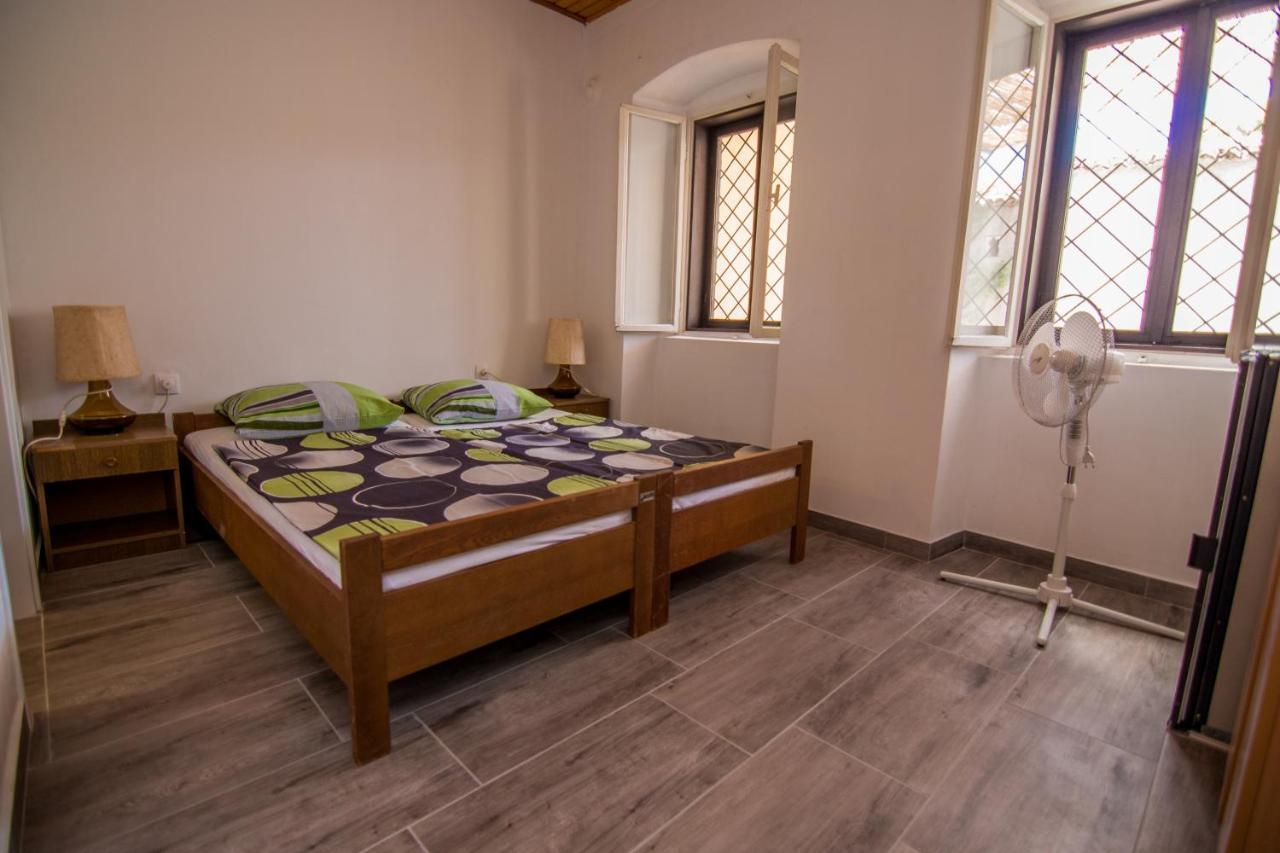 Hostel Flora Mali Losinj Bagian luar foto