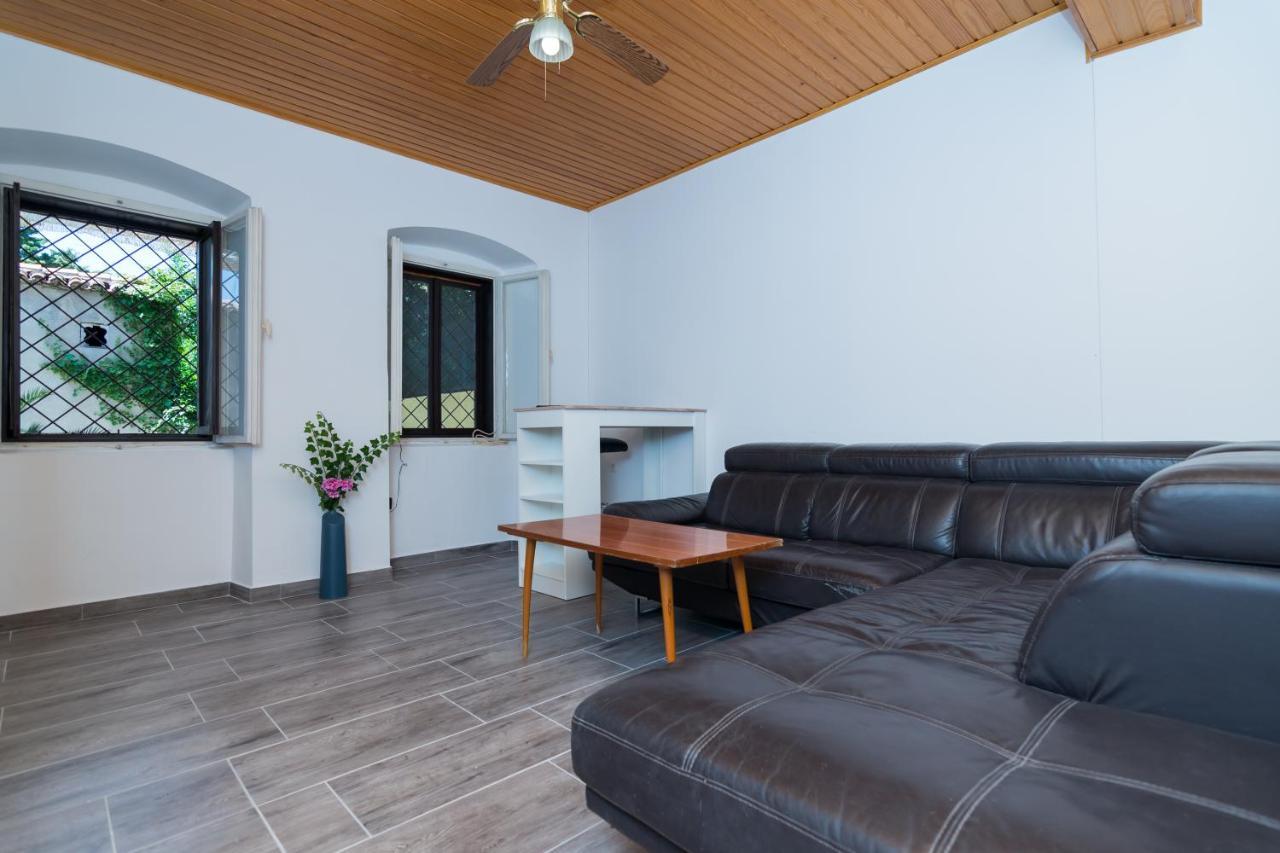 Hostel Flora Mali Losinj Bagian luar foto