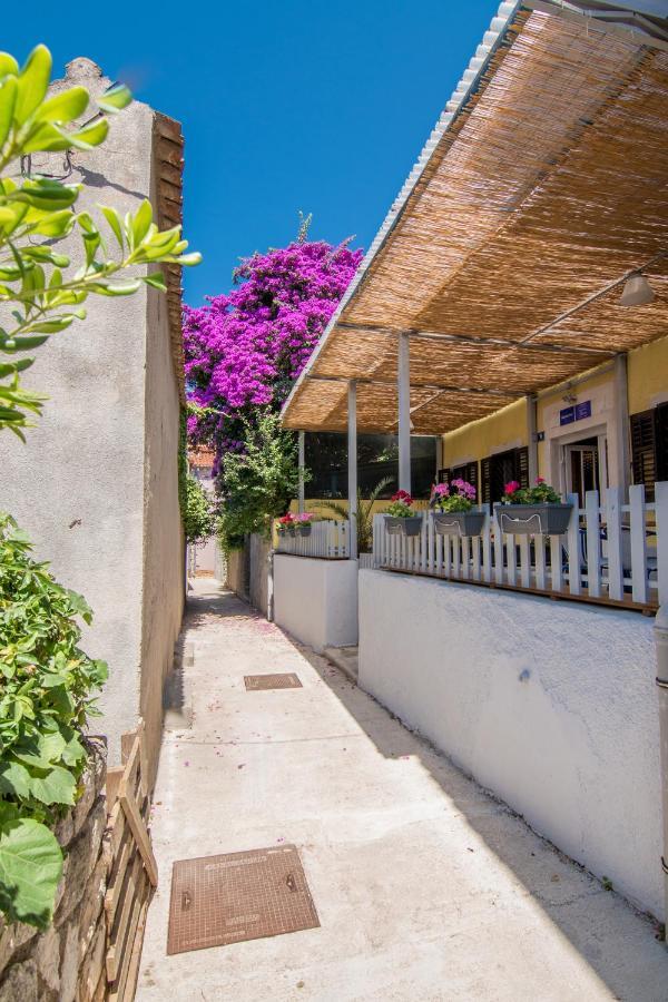Hostel Flora Mali Losinj Bagian luar foto